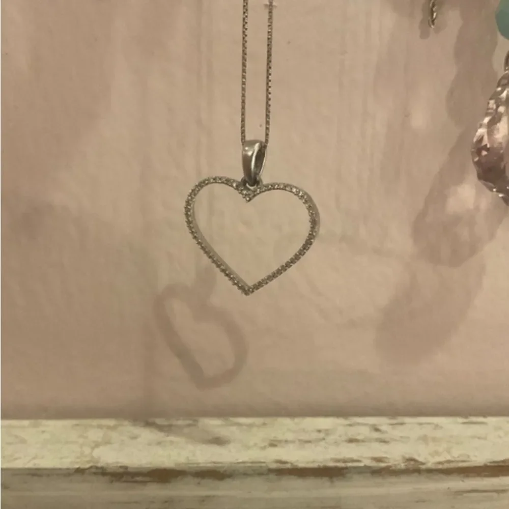 10k WG 1/8 ct Natural-Mined Diamond Heart Pendant Necklace